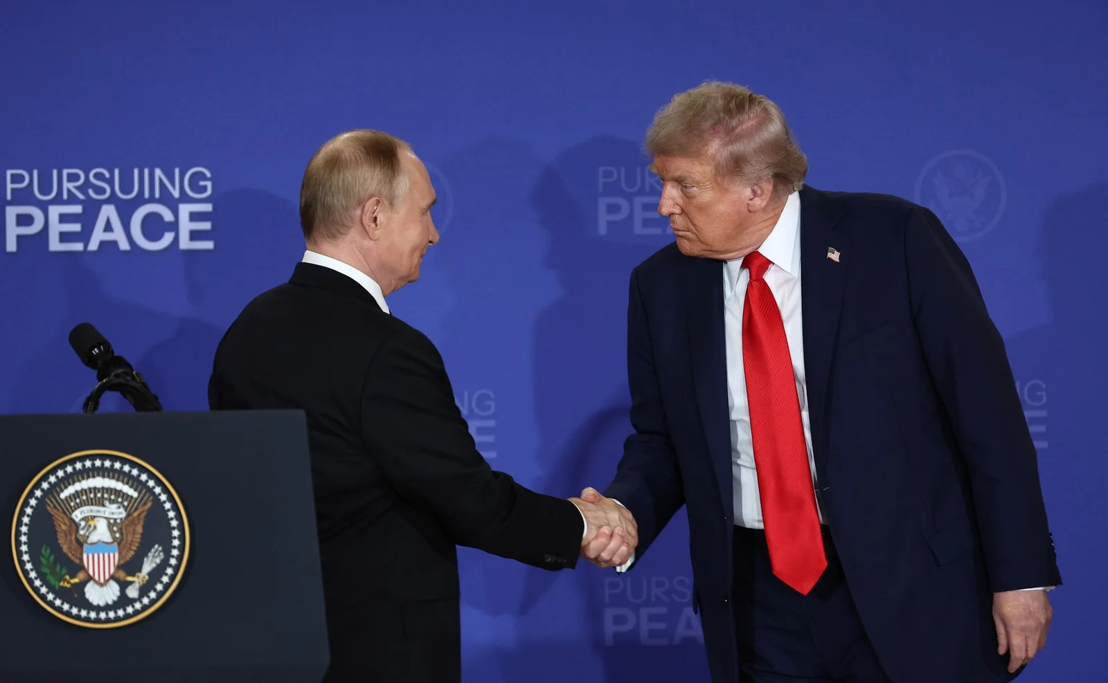Путин и Трамп провели телефонный разговор