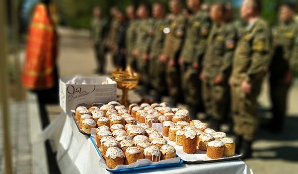 Храмы Севастопольского благочиния собрали 10 тысяч пасхальных куличей для наших воинов