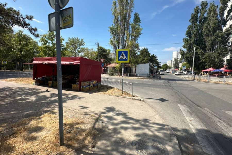 Прокуратура Севастополя потребовала прекратить работу торговой палатки, мешающей видимости на дороге