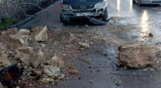 В Севастополе скала обрушилась на дорогу – поврежден рейсовый автобус
