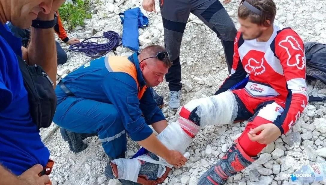 Мотоциклист сорвался со склона в горах Крыма