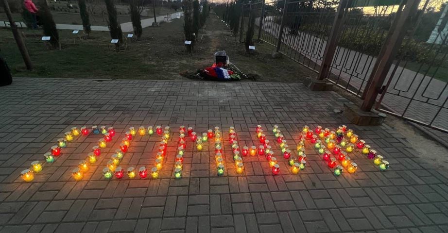 В годовщину начала СВО на Аллее Героев в Севастополе прошла акция «Свеча памяти» [фото]