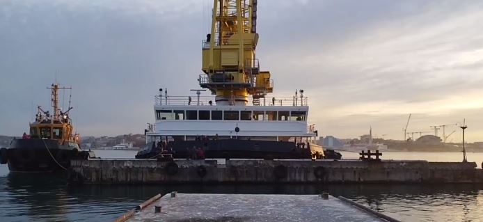 В Севастополе начали монтировать временный причал на Михайловской батарее
