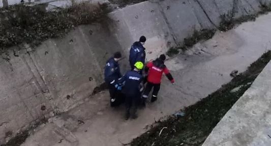 В Крыму мужчина сломал ноги при падении в русло реки