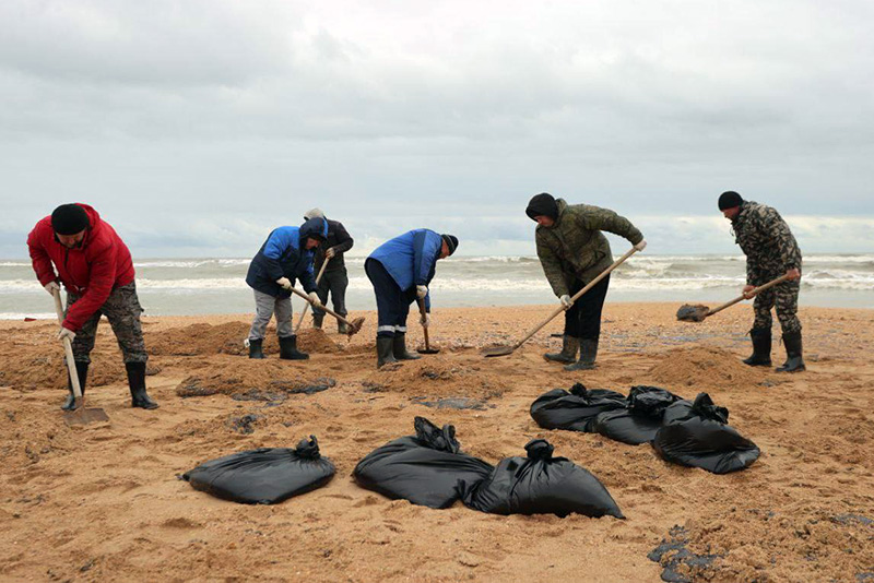 В Анапе введен режим ЧС из-за выброса нефтепродуктов на берег (фото)