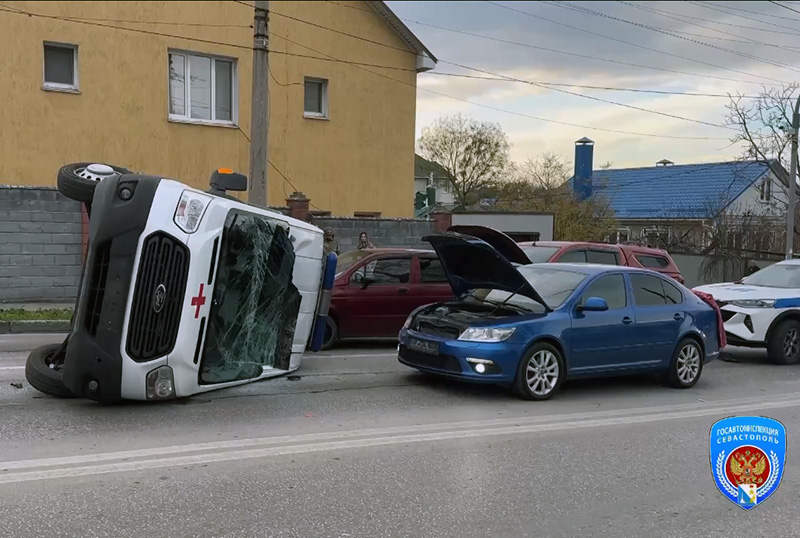 В Севастополе произошло массовое ДТП — столкнулись пять автомобилей, в том числе и «скорая» (видео)