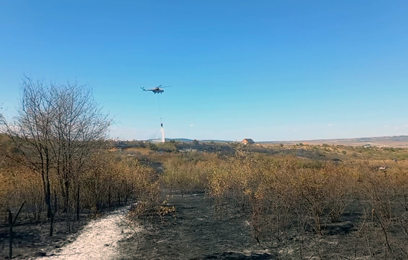 Пожарным удалось отбить от огня жилые дома в четырех СТ в Симферопольском районе