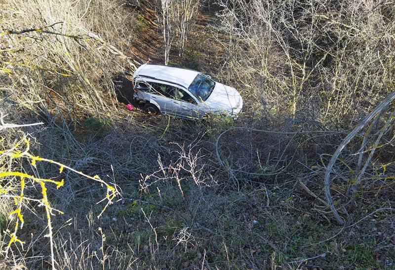 В Крыму автомобиль перевернулся и упал в глубокую балку (ФОТО, ВИДЕО)