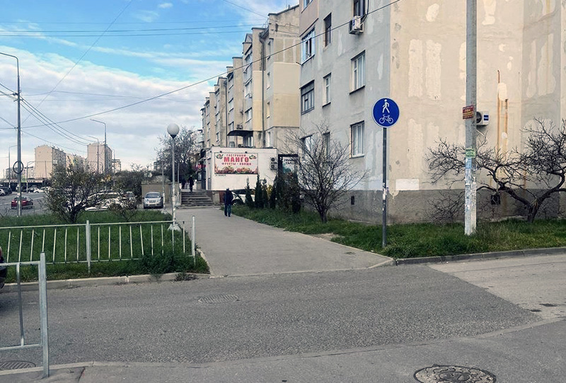 Севастопольские автоинспекторы привлекли начинающую автоледи к ответственности за езду по тротуару (видео)
