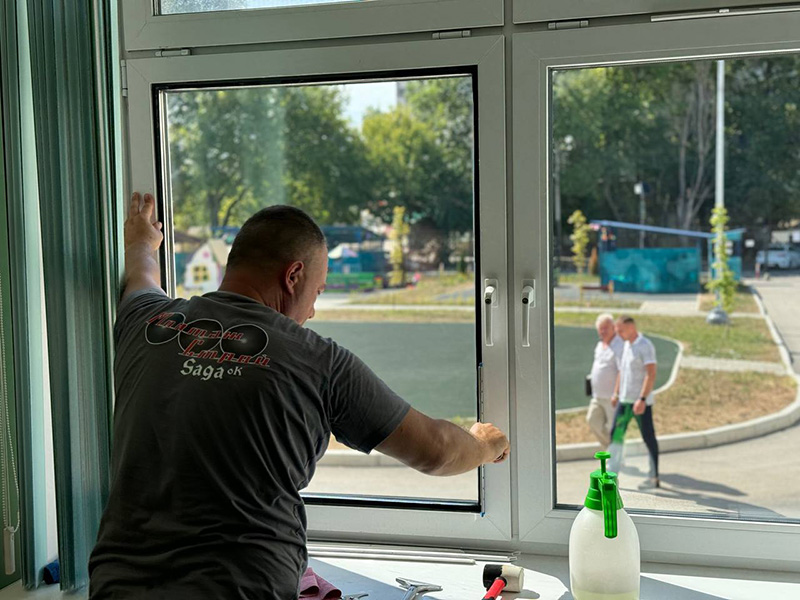 В Севастополе бронепленкой оклеили окна в пяти детсадах и Центре помощи детям