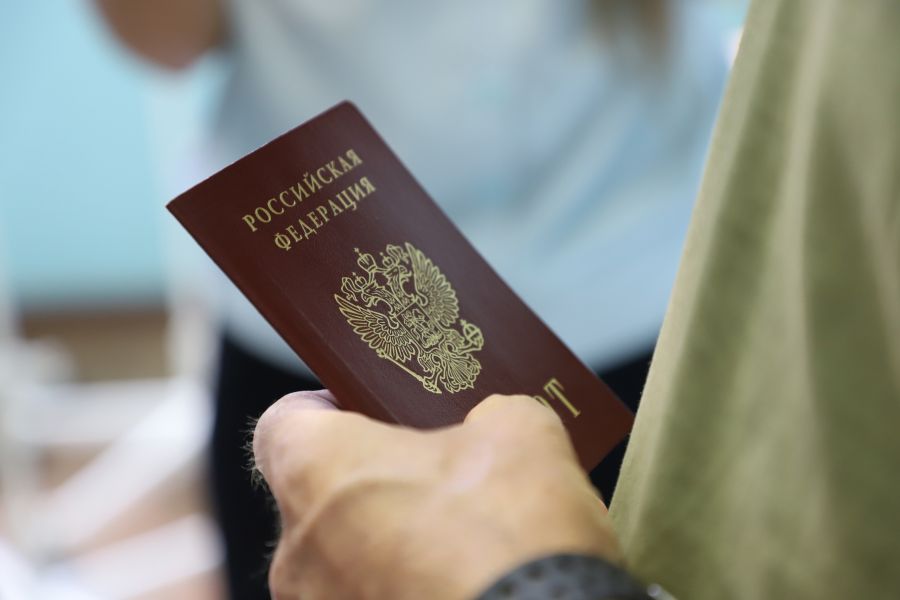 Севастопольские полицейские помогли трем иностранцам оформить документы для прохождения военной службы