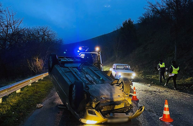 В Крыму на автодороге «Судак — Солнечная Долина» автомобиль перевернулся и лег на крышу (ФОТО, ВИДЕО)