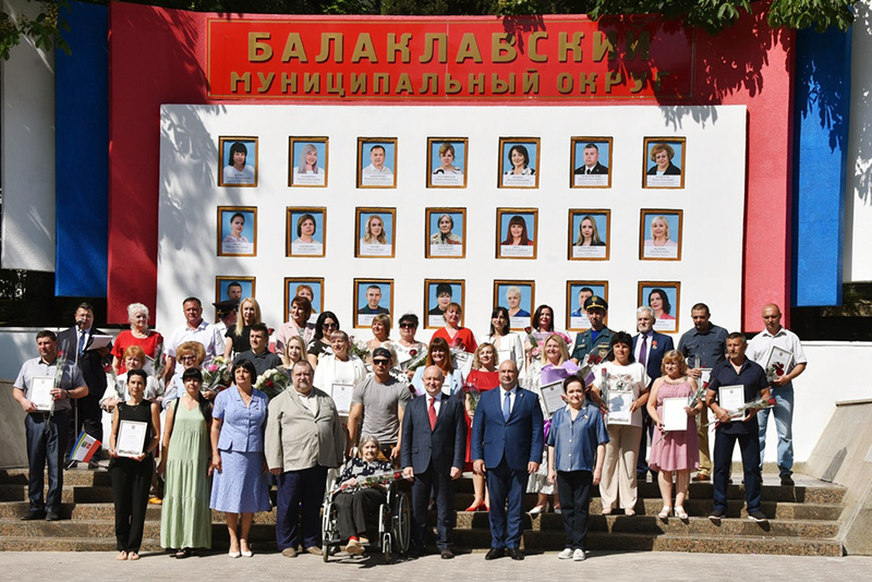 В Балаклаве открыли обновленную Доску почета