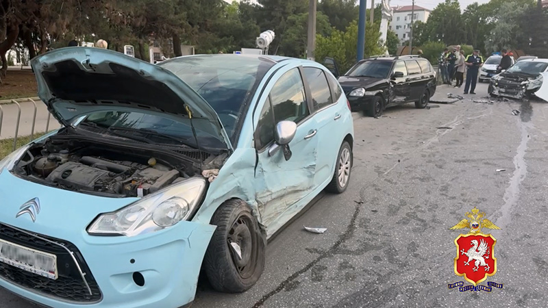 В Севастополе начинающий водитель стал виновником ДТП с участием трех автомобилей