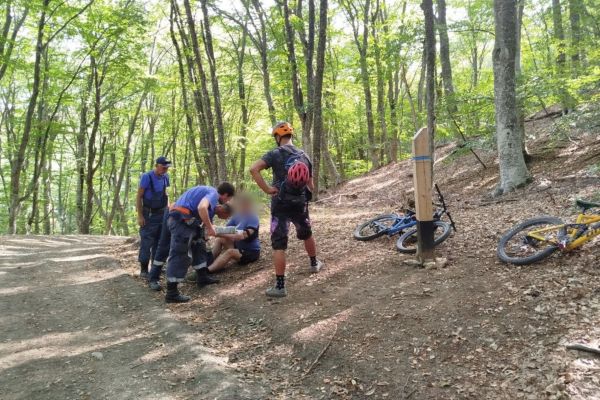 В горах Крыма спасли велосипедиста с травмой руки