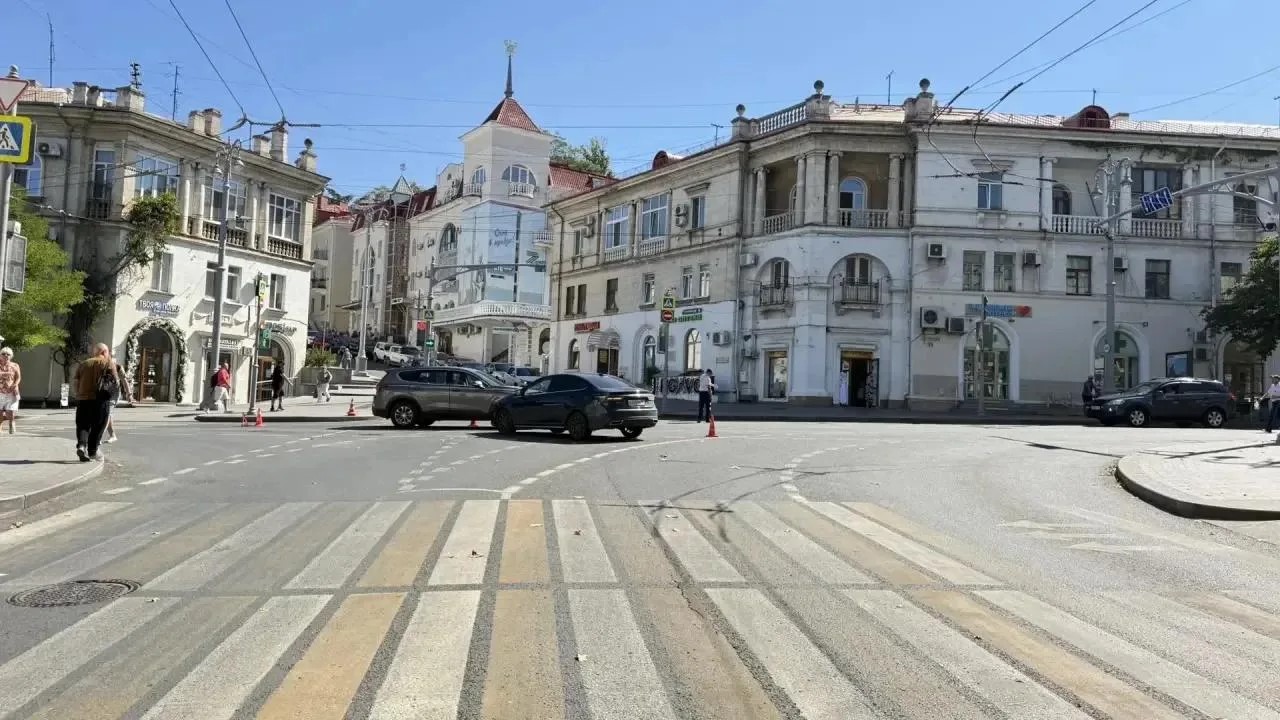 В центре Севастополя столкнулись автомобили Hyundai и Omoda (ФОТО)