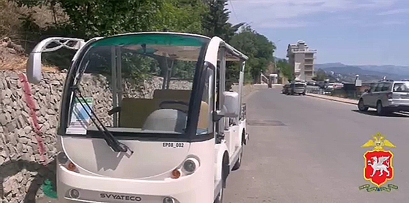 В Алуште автоинспекторы задержали нетрезвого водителя прогулочного электрокара (видео)