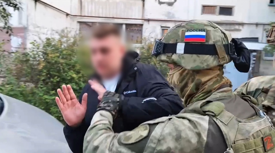 Росгвардия опубликовала фото задержания подозреваемого в осквернении символа воинской славы в Севастополе