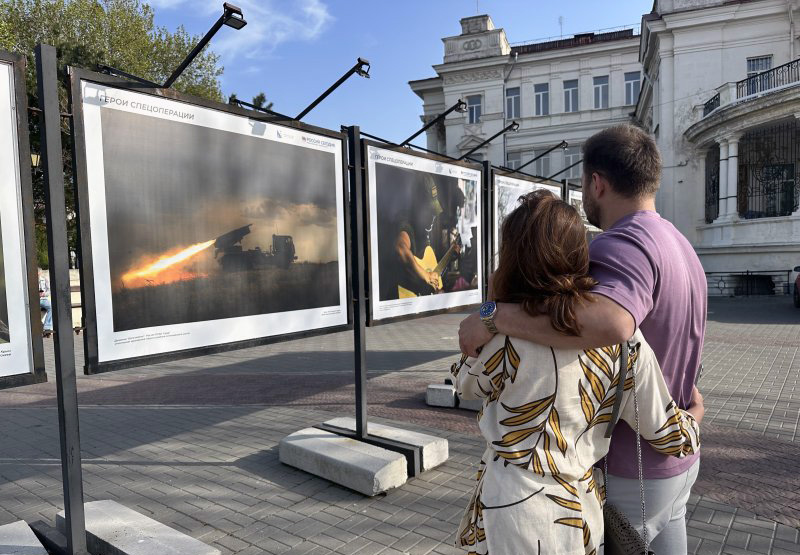В Севастополе начала работу фотовыставка, посвященная героям СВО