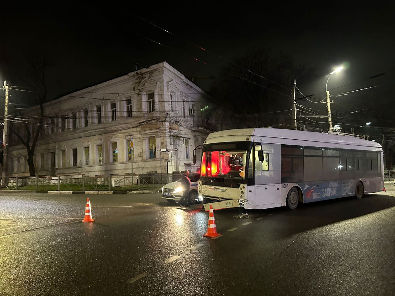 При столкновении BMW и троллейбуса в Симферополе пострадал подросток