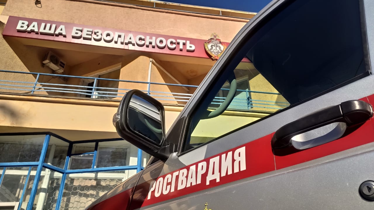 В центре Севастополя задержали дебошира с голым торсом, клеем и пакетом (фото)