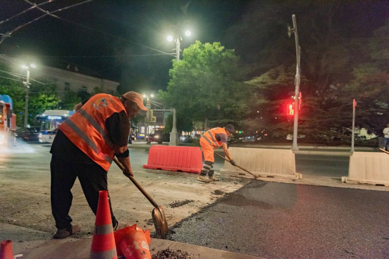  Возле остановок в центре Севастополя обновили дорожное покрытие 