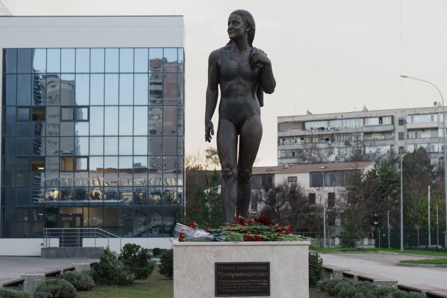Памятник первой советской олимпийской чемпионке по плаванию Галине Прозуменщиковой открыли в Севастополе