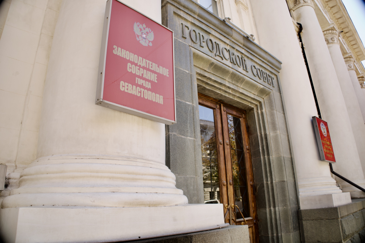 У здания Заксобрания Севастополя обнаружен прикрепленный под автомобилем сверток
