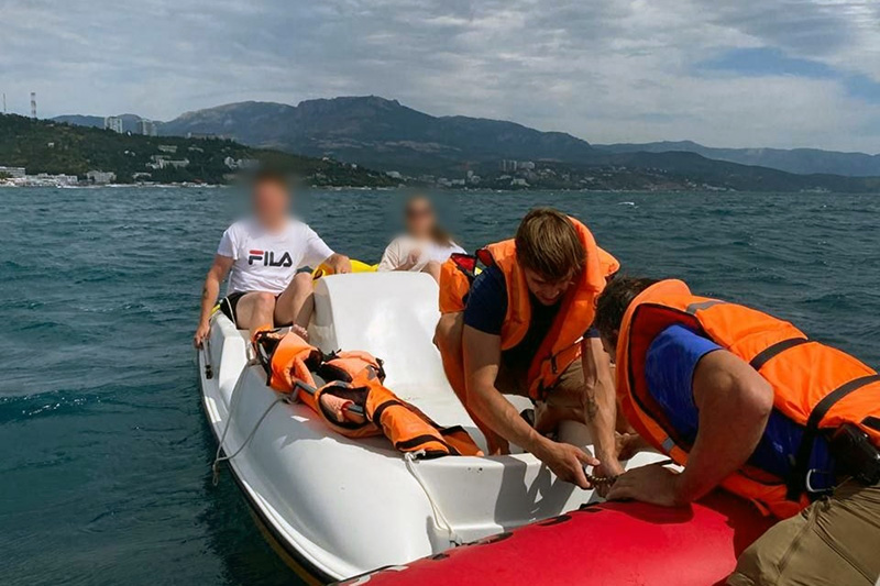 В Алуште спасатели оказали помощь отдыхающим, унесенных в море на катамаране