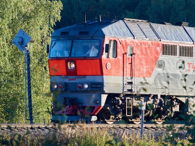 Террорист подорвался при попытке заложить бомбу на железнодорожных путях в Крыму