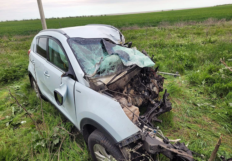 На крымской трассе кроссовер KIA врезался в фуру и перевернул ее — водитель «корейца» погиб