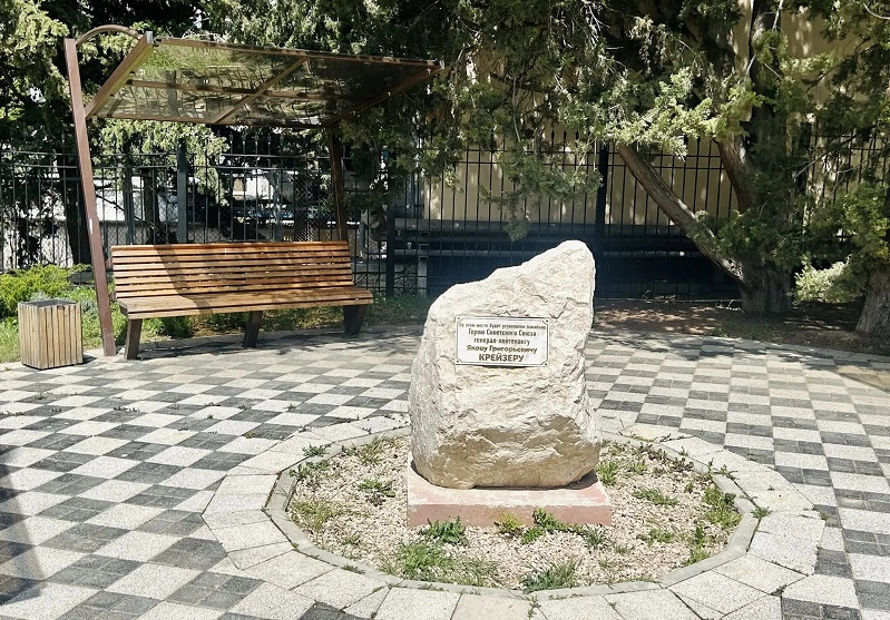 Севастопольский сквер Героя Советского Союза Якова Крейзера к 9 мая в порядок не привели (ФОТО)