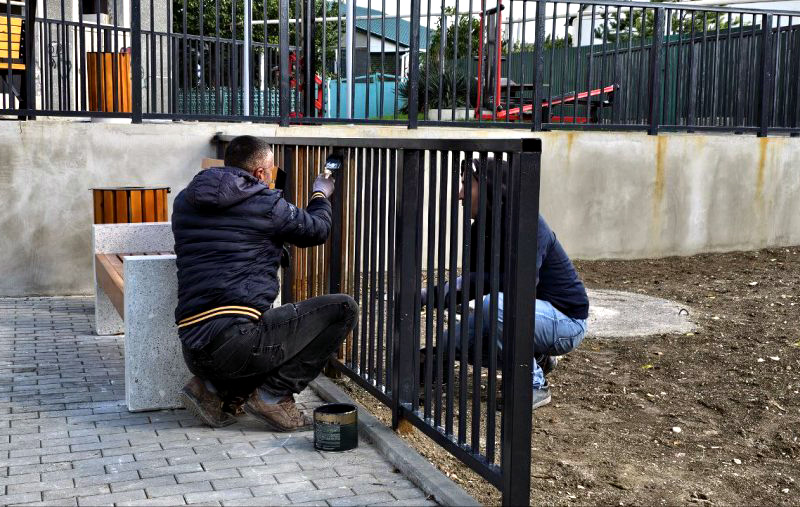 Почему благоустройство в селе Родном под Севастополем делают праздно одетые люди?
