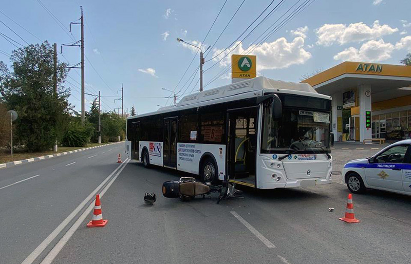 В Симферополе мопедист-пенсионер протаранил автобус (фото)
