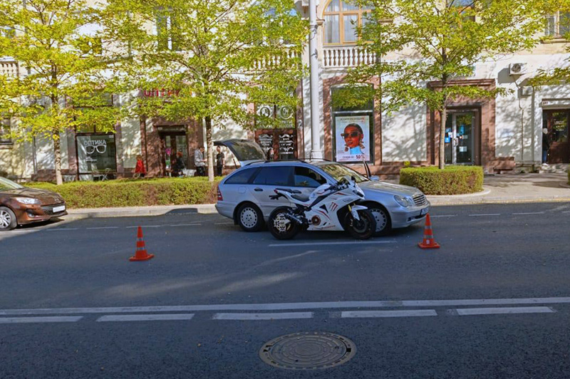 В центре Севастополя мопедист столкнулся с парковавшимся Mercedes’ом