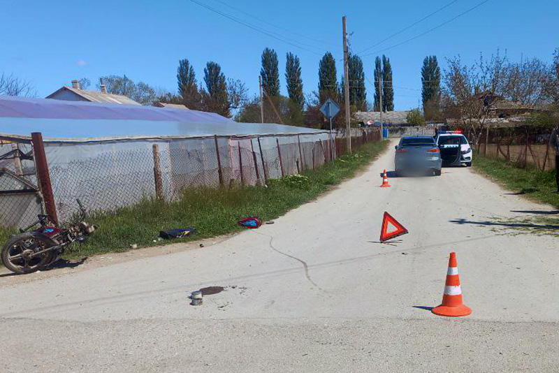 В Крыму несовершеннолетний мопедист не уступил дорогу авто и попал в больницу (ФОТО)