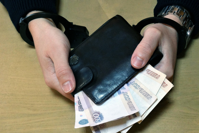 Симферопольский таксист украл у 88-летней пенсионерки 200 тысяч рублей, пока она дремала
