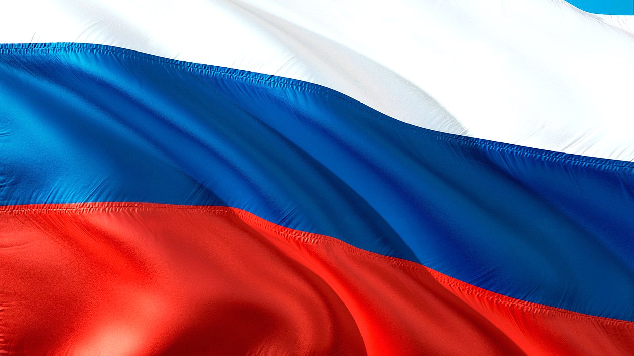 Комитет ГД одобрил проект об обязанности колледжей и вузов вывешивать флаг России