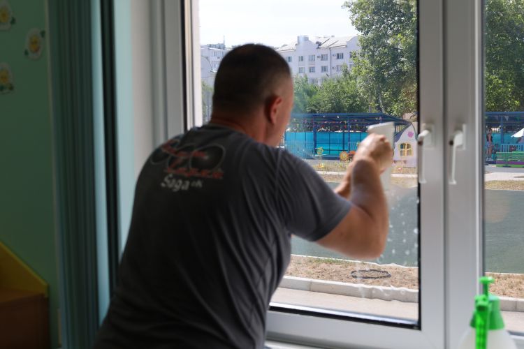 Окна во всех образовательных учреждениях Севастополя оклеят до 5 декабря