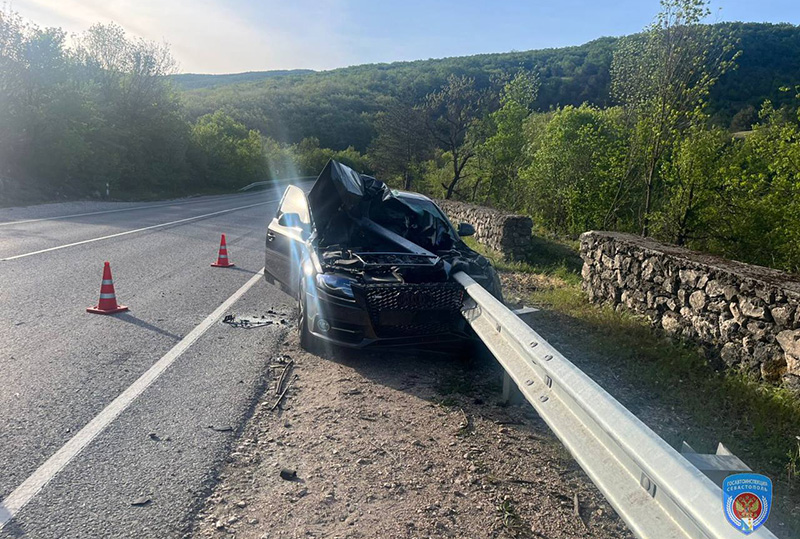 На автодороге «Ялта — Севастополь» водитель Audi влетел в отбойник (фото)