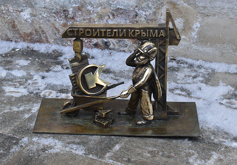 В Симферополе установили новую бронзовую пчелку