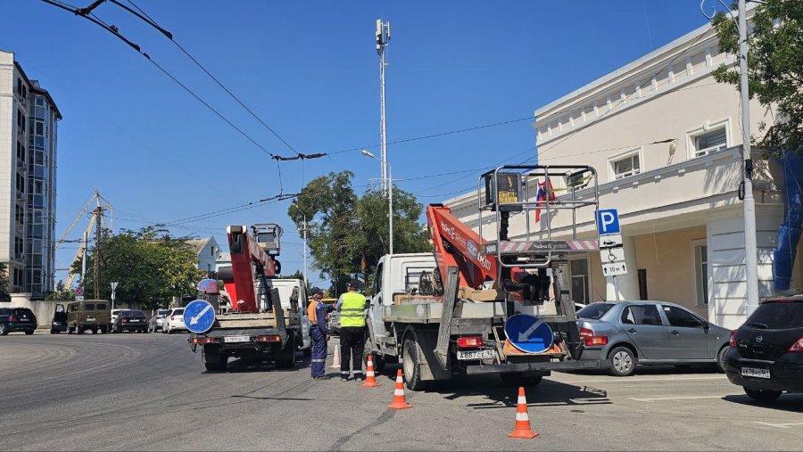 В Севастополе меняют наружное освещение на площади Ластовой (ФОТО)