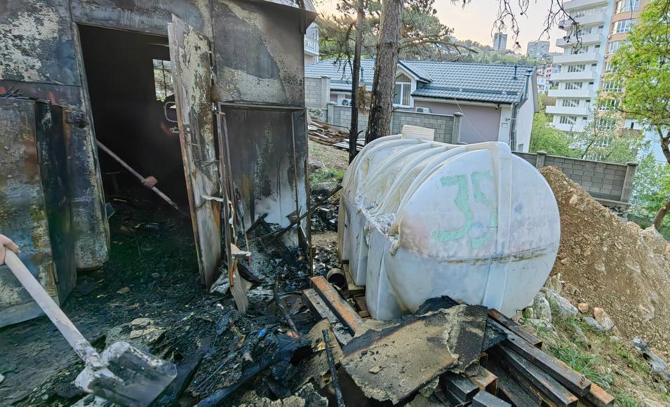 Облил помещение и одежду горючей смесью: житель Ялты сжег своего соседа 