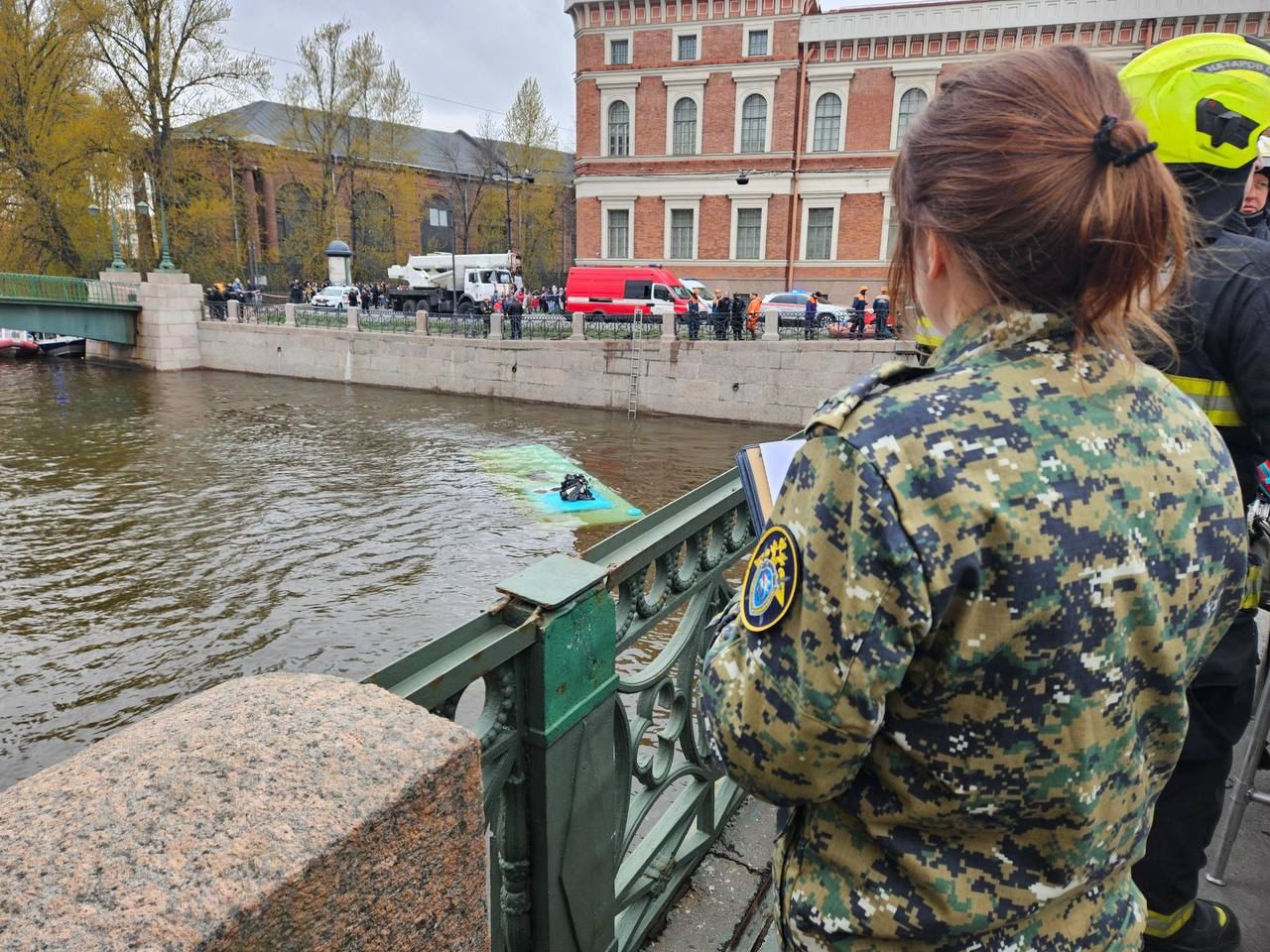 Есть погибшие и пострадавшие: в Санкт-Петербурге автобус с пассажирами упал в реку Мойку
