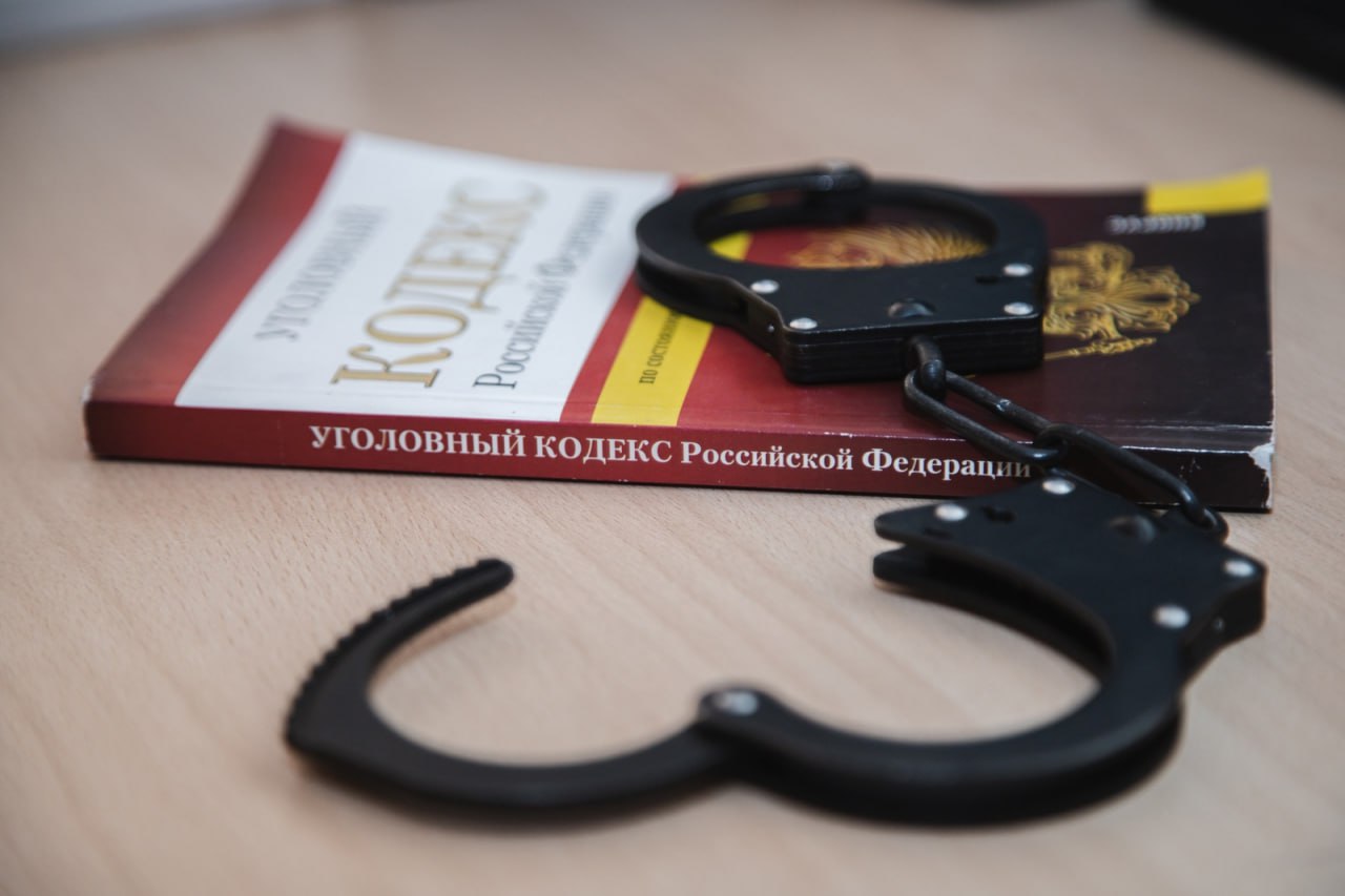 Пенсионерка из Севастополя сбросила с балкона аферисту 25 тысяч долларов