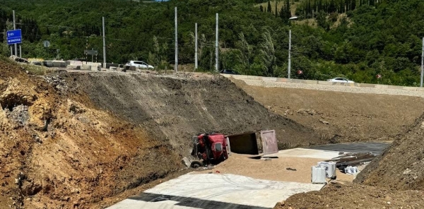 МВД: Водитель перевернувшегося под Алуштой грузовика погиб