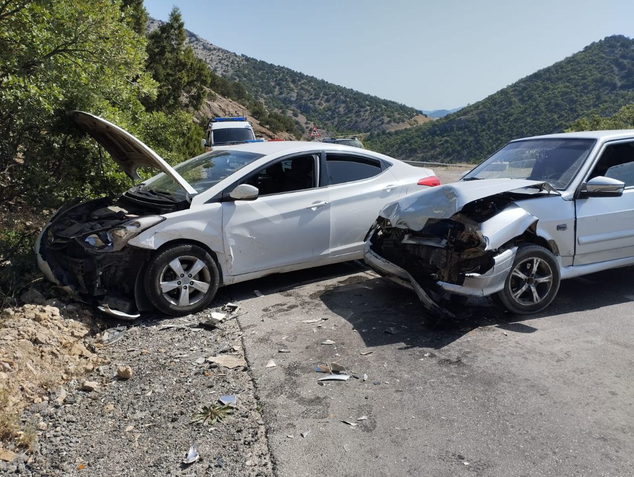 На крымской трассе столкнулись Hyundai и ВАЗ (фото)