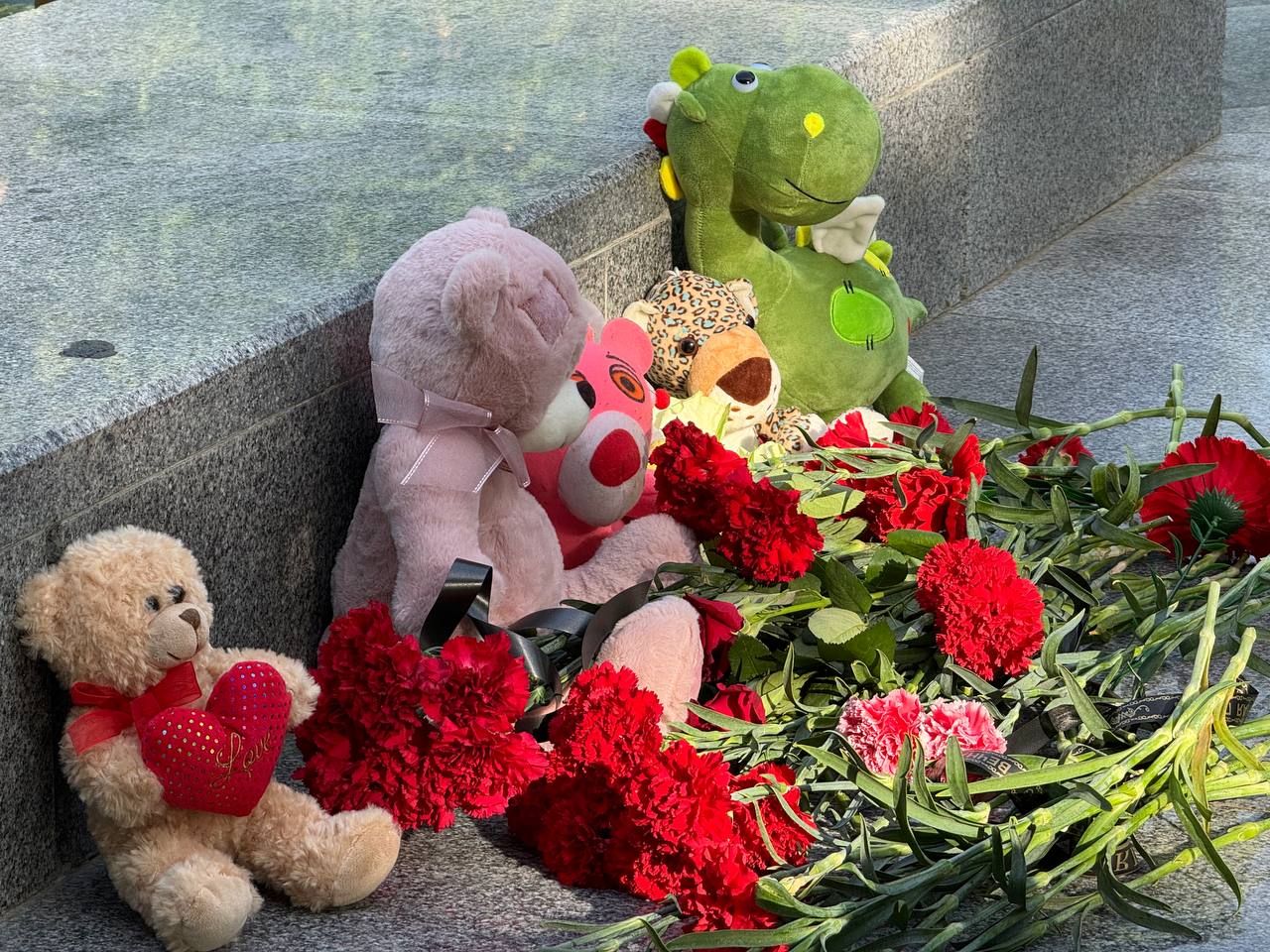 В Комсомольском парке Севастополя создали стихийный мемориал 