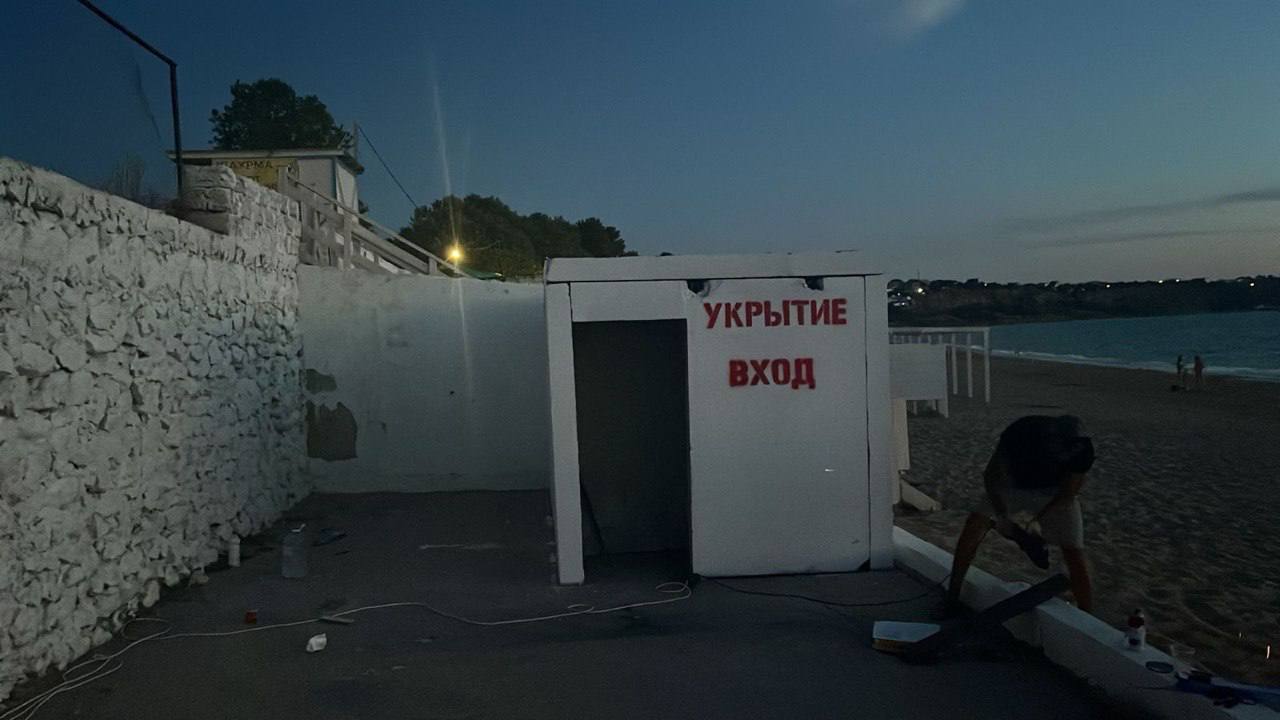 Установка бетонных укрытий в Севастополе продолжается