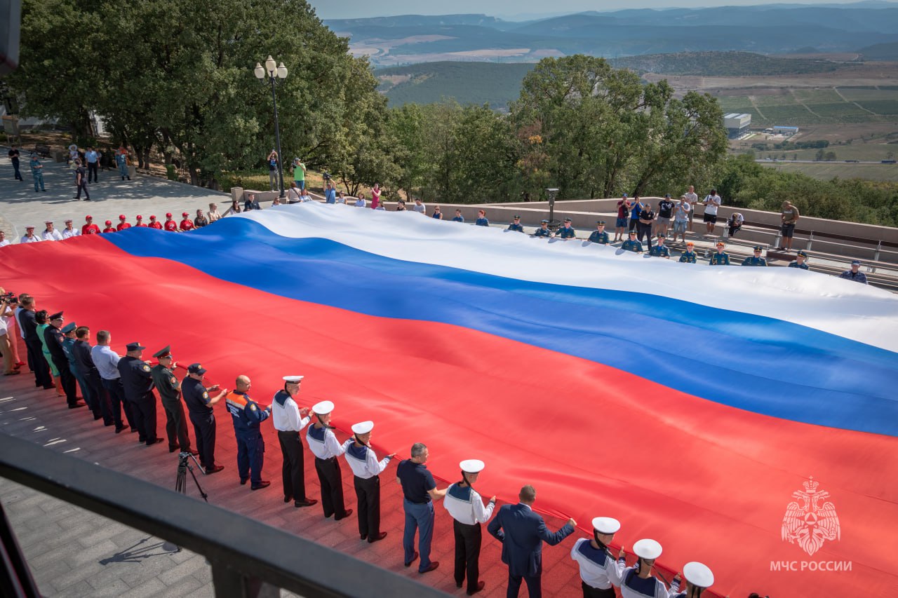 На Сапун-горе в Севастополе развернули огромный триколор